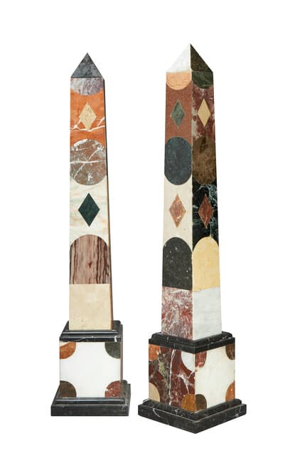A pair of Neoclassical style specimen marble obelisks de Unknown Artist