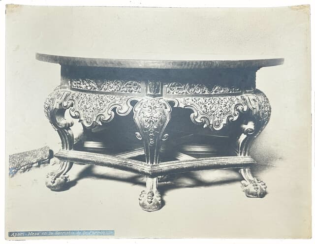 Apam: Mesa en la sacristía de la parroquia de Guillermo Kahlo