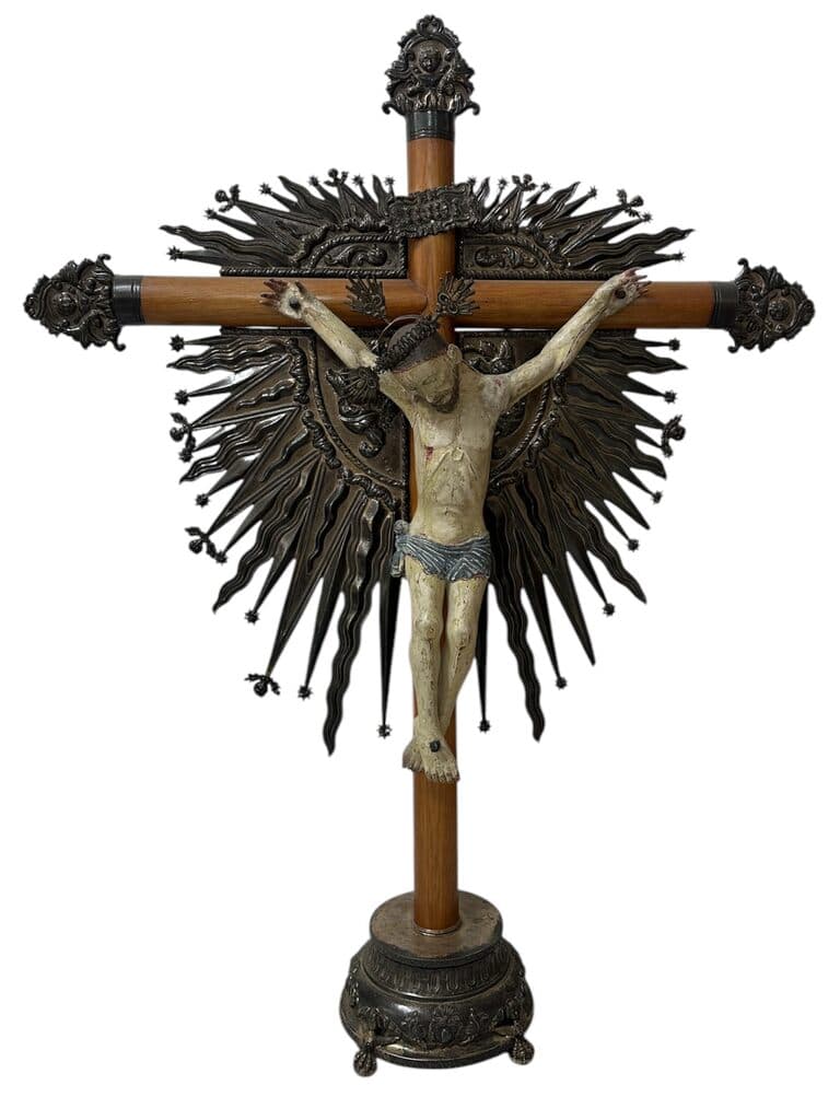 Crucifix de Escuela mexicana - Polycrhomed wood and details in sterling silver, 18th Century