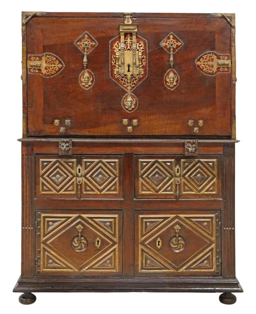 Fine walnut vargueno/ bargueno on cabinet base de Unknown Artist - Walnut wood, Spain 17th Century