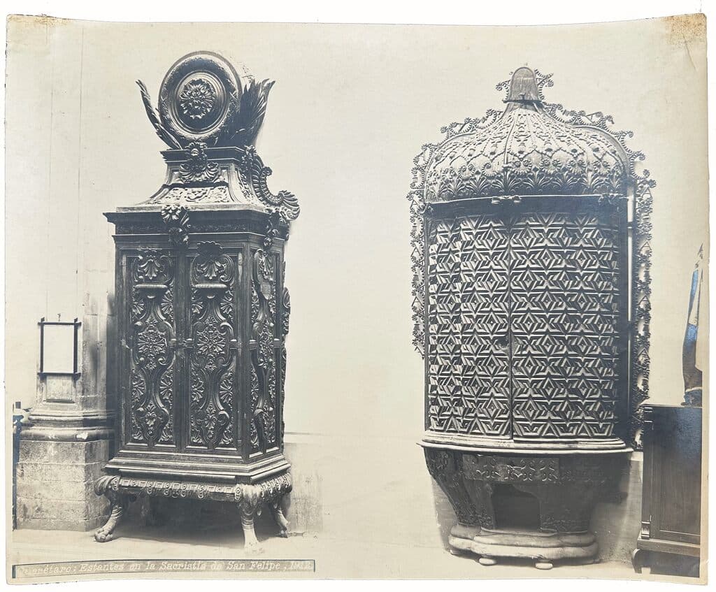 Querétaro: Estantes en la Sacristía de San Felipe 1912 de Guillermo Kahlo - Gelatin on silver print, 1912